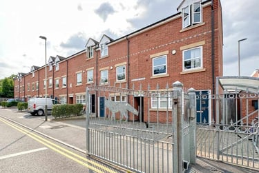 4 bed house, Blue Fox Close, City Centre, Leicester, LE30EE - Image 1