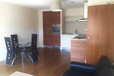 1 bed flat, Cardiff Bay, Cardiff, CF104RH - Image 2