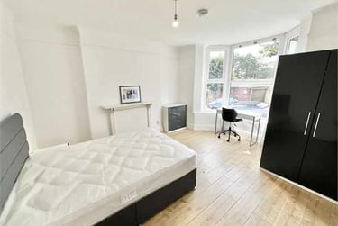 6 bed house, Pantygwydr Road, Uplands, Swansea, SA20JA - Image 1