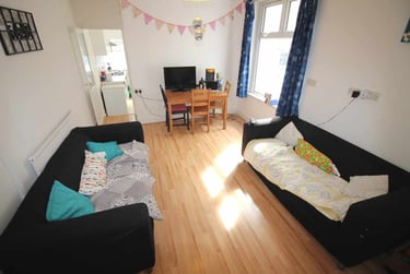 5 bed house, Cathays, Cardiff, CF244QY - Image 1