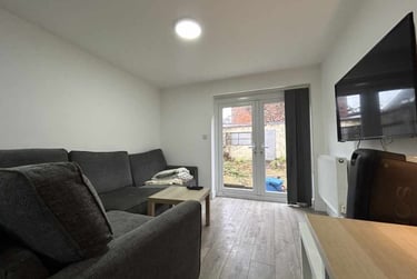 6 bed house, Cathays, Cardiff, CF244EW - Image 1