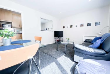2 bed flat, Cardiff Bay, Cardiff, CF105EE - Image 1