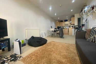 1 bed flat, Cardiff Bay, Cardiff, CF105AD - Image 2