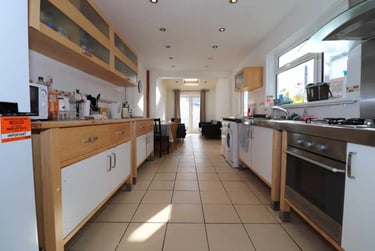 5 bed house, Cathays, Cardiff, CF244QF - Image 1