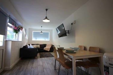 8 bed house, Cathays, Cardiff, CF244EQ - Image 1