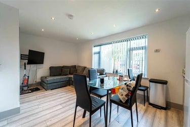 3 bed flat, Hubert Croft, Selly Park, Birmingham, B296DU - Image 3