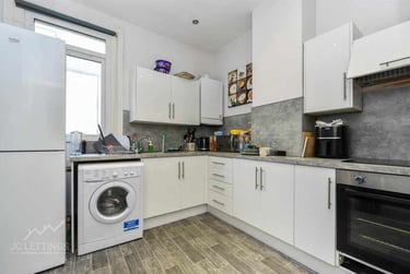 3 bed flat, Ecclesall Road, Sharrowvale, Sheffield, S118PY - Image 2