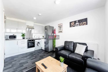 4 bed flat, Salford, Irlams O' Th' Height, M67HP - Image 2