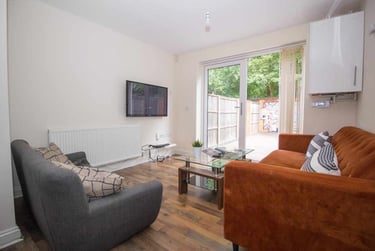 4 bed house, 5 Blue Fox Close, City Centre, Leicester, LE30EE - Image 2
