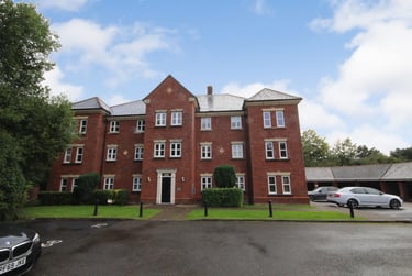 2 bed flat, Ladybank Avenue, Deepdale, Preston, PR29LY - Image 1