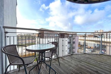 2 bed flat, Cardiff Bay, Sports Village, Cardiff, CF110SF - Image 1