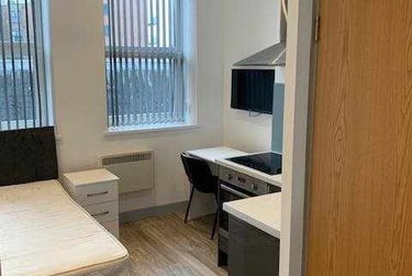1 bed flat, Llanfair House, St Mary's Square, Swansea, SA13LP - Image 2