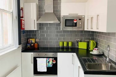 1 bed house, (Large Studio) Demontfort Street, Highfields, Leicester, LE17GW - Image 2