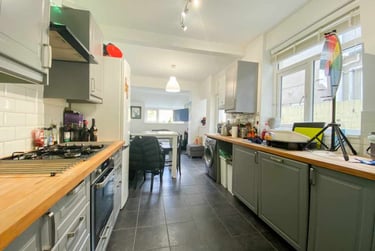 5 bed house, Cathays, Cardiff, CF244LA - Image 1