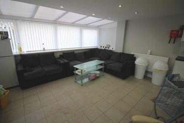 9 bed house, Cathays, Cardiff, CF244HZ - Image 1