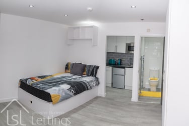 1 bed flat, (Large Studio) Demontfort Street, Highfields, Leicester, LE17GW - Image 1