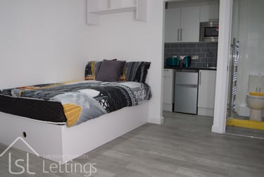 1 bed flat, (Large Studio) Demontfort Street, Highfields, Leicester, LE17GW - Image 6