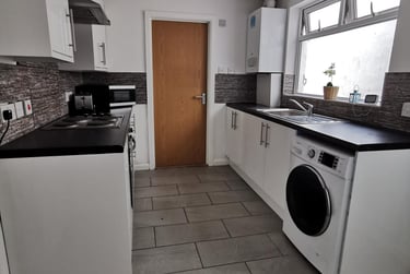 4 bed house, Richardson Street, Sandfields, Swansea, SA13JF - Image 1