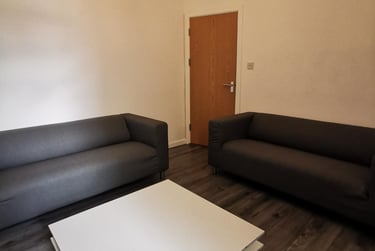 4 bed house, Richardson Street, Sandfields, Swansea, SA13JF - Image 2