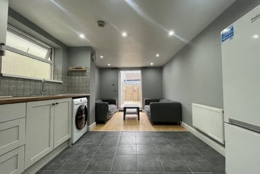2 bed house, Cathays, Cardiff, CF244NX - Image 1