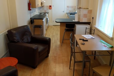 4 bed house, Argyle Street, Sandfields, Swansea, SA13TA - Image 2