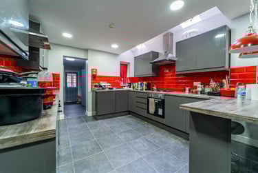 7 bed house, Hubert Road, Selly Park, Birmingham, B296EP - Image 2