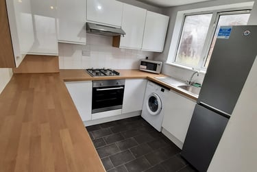 5 bed house, Cromwell Street, Mount Pleasant, Swansea, SA16EY - Image 1