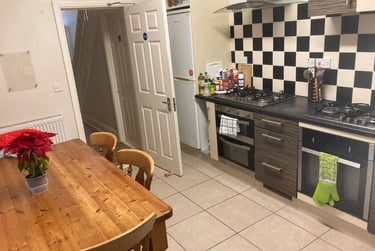 6 bed house, King Edwards Road, Brynmill, Swansea, SA14LW - Image 2