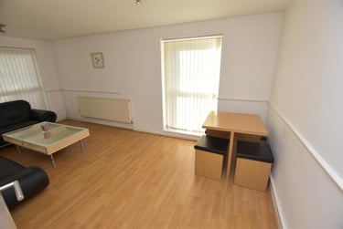 2 bed flat, Seymour Close, Selly Park, Birmingham, B297JD - Image 2