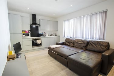 2 bed flat, Fladbury Crescent, Selly Oak, Birmingham, B296PJ - Image 1