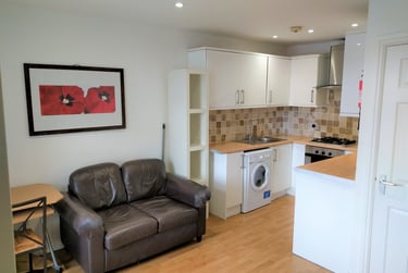 1 bed flat, Oxford Street, Sandfields, Swansea, SA13HT - Image 2