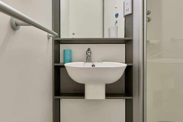Classic En-Suite at Trust House, Salem Place, St Thomas, Exeter, EX46TZ - Image 4