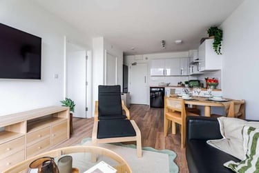 Upper Deluxe with City View 1 Bedroom Apartment - Image 3