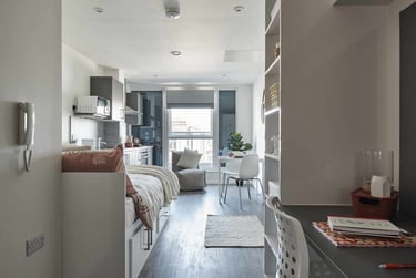 Premium Studio at The Bank, West Street, City Centre, Southampton, SO142EN - Image 1