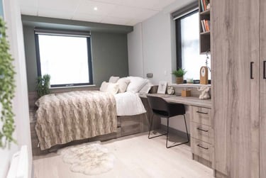 Large En-suite at Crown Place, Trinity Quay, 2 Kings Road, Swansea, SA18FE - Image 1