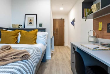 Ensuite Classic 8 Bed Upper Floor at Waterside, 58-62 Avon Street, City Centre, Bristol, BS20PX - Image 5