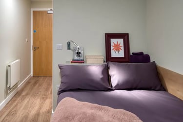 Classic En Suite at The Curve, 14 Fieldgate Street, Shoreditch, London, E11ES - Image 1