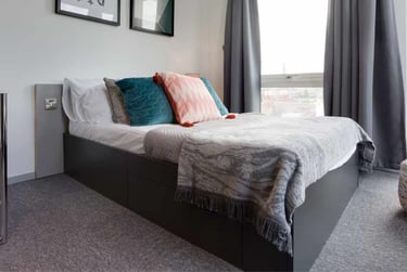 Studio Deluxe at Queen Street Studios, Queen Street, City Centre, Exeter, EX43FG - Image 1