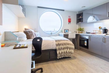 Studio Premium Plus - Image 2