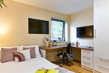 Studio Deluxe at The Hub, 21-25 South Lambeth Road, Vauxhall, London, SW81SU - Image 1