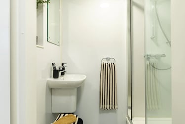 Deluxe En Suite - Image 4