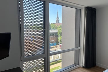 Extra Large Deluxe Studio - Image 8