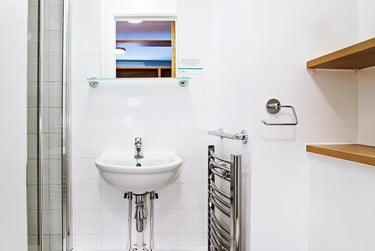 Large En Suite at The Curve, 14 Fieldgate Street, Shoreditch, London, E11ES - Image 8