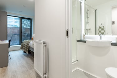 Ensuite Classic 6 Bed at Waterside, 58-62 Avon Street, Central, Bristol, BS20PX - Image 3