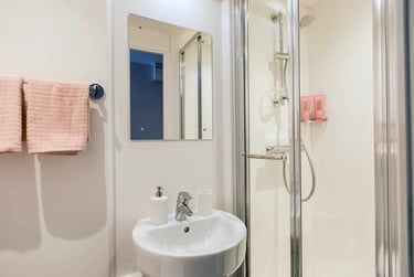 Bronze Studio at Queens Court, 15 Queens Walk, City Centre, Reading, RG17QF - Image 2