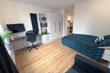 Silver Extra-Large Courtyard Studio, Floors 1-7 - Image 2