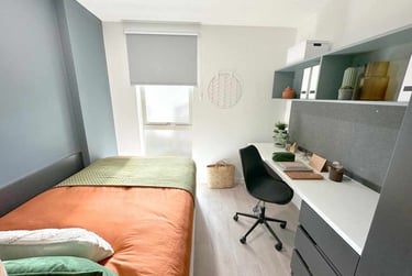 Classic En-suite at Elmstead Place, 48 Elmstead Road, Greenstead, Colchester, CO43GD - Image 1