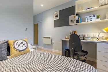 8 Bed Club En-suite - Image 6