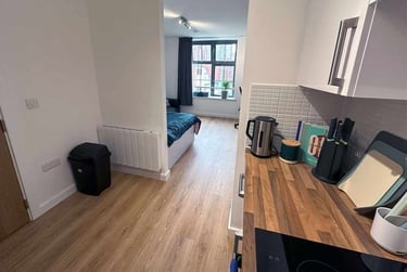 Gold Extra Large Courtyard Studio - Image 1