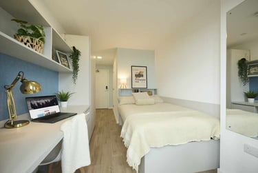 Gold Ensuite - Image 1